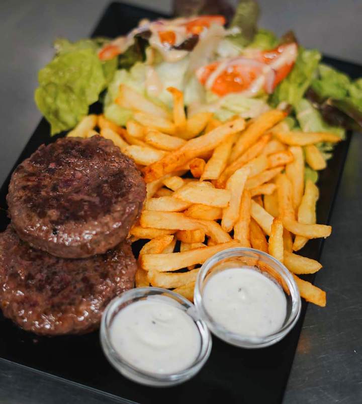 Steak haché grillé accompagné de frites Les Ancizes-Comps