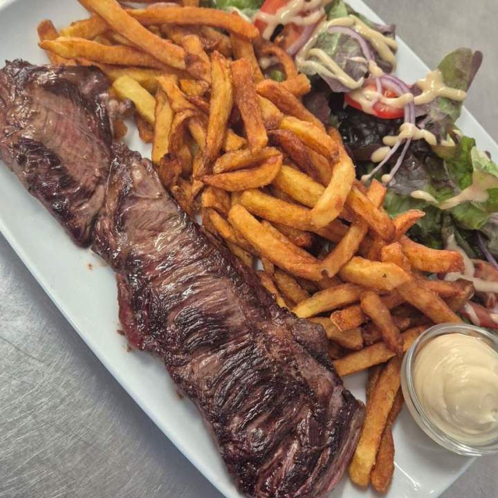 Plats traditionnels et ambiance chaleureuse.