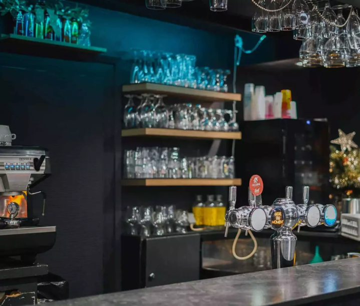 Plats traditionnels et ambiance chaleureuse.