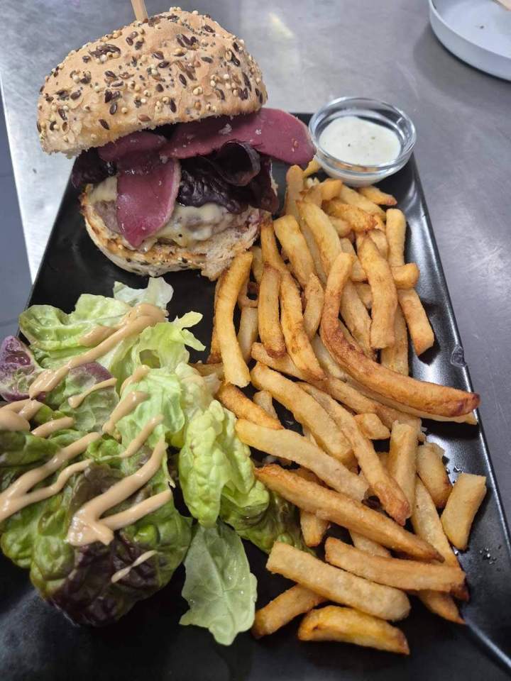 Burger-frites accompagné d'une salade Les Ancizes-Comps